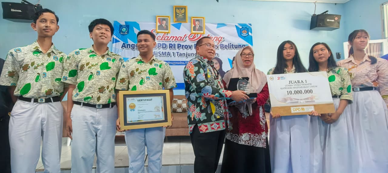Senator Darmansyah Husein Serahkan Hadiah Juara 1 Lomba Video Tematik DPD RI 2025