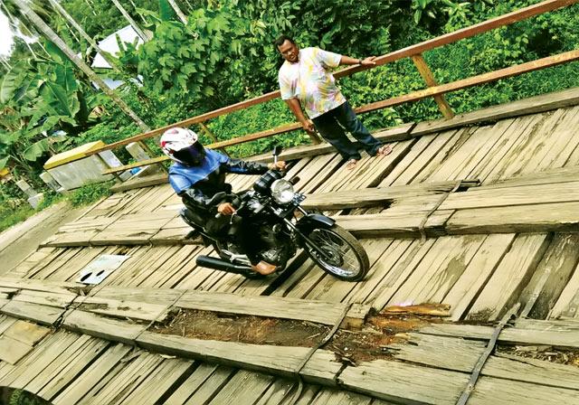 Jembatan  Sungai Taulan di Tambusai Rusak