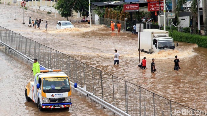 Sudah Terjadi Sejak 1699, Siapa yang Mampu Atasi Banjir?
