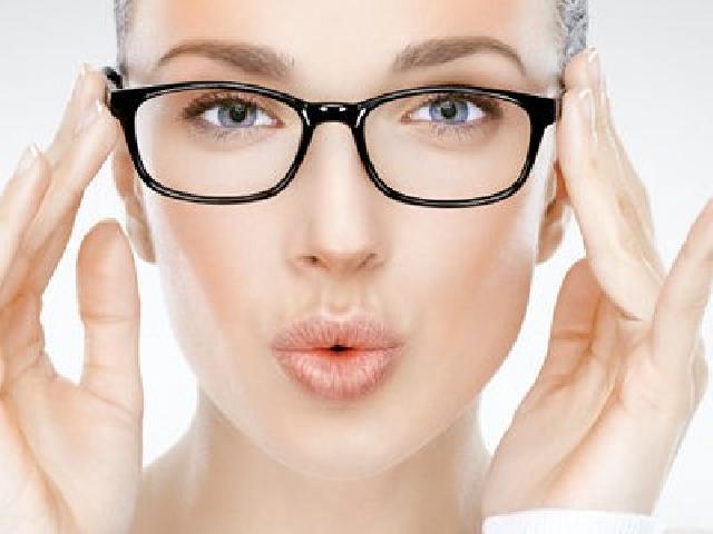 Inilah 5 Tanda Kacamata Andalan Kamu Perlu Diganti
