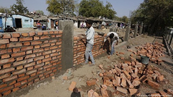 India Bikin Tembok Tinggi Demi Sembunyikan Permukiman Kumuh dari Trump