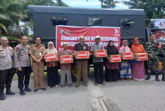 Polda Riau Gandeng WMPR Salurkan 100 Paket Sembako di Pekanbaru 