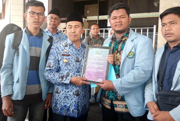 Sempena Hardiknas, Mahasiswa FKIP Unri Sampaikan Tiga Tuntutan kepada Gubernur Riau