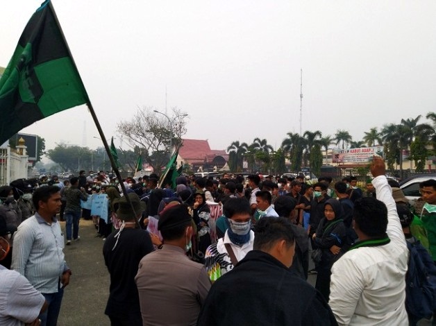 Demo Kabut Asap di Kantor Gubernur Riau, Massa Sindir Tagline 'Riau Hijau'