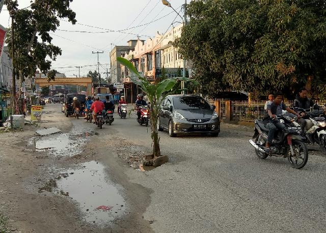Pemko Didesak Perbaiki Jalan Rusak di Purwodadi Panam