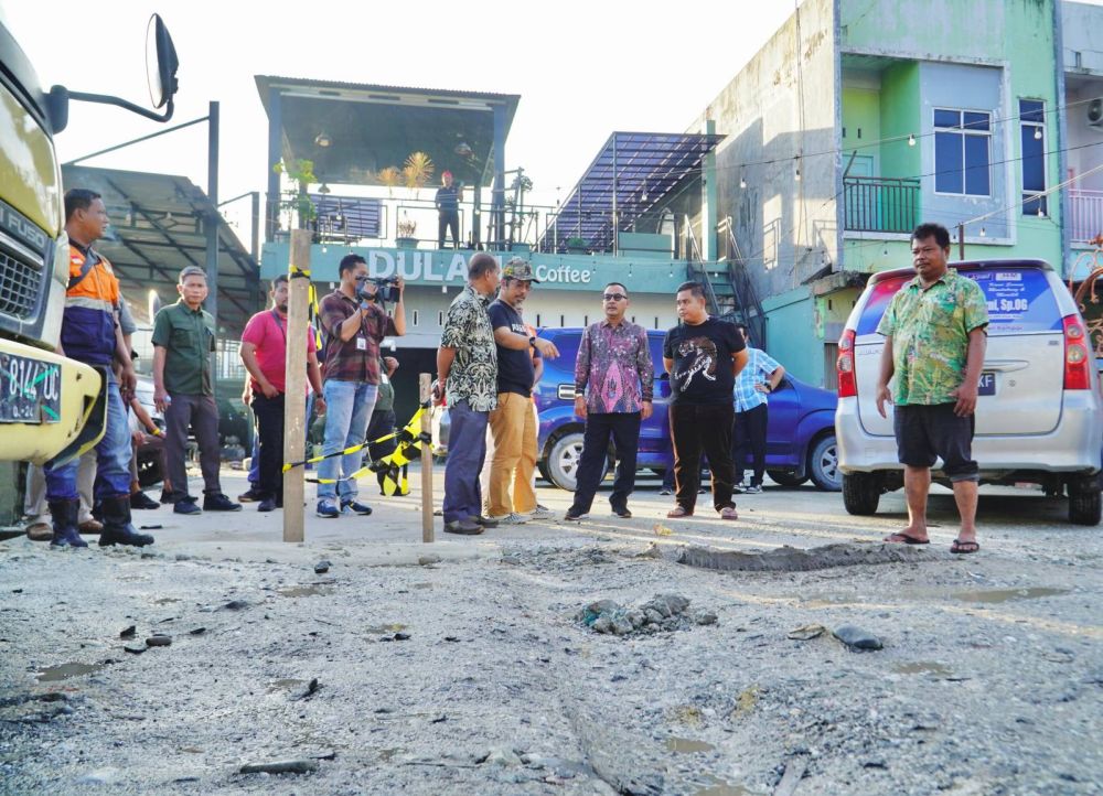 Pj Bupati Kampar Firdaus Tinjau Perbaikan Jalan Suka Karya