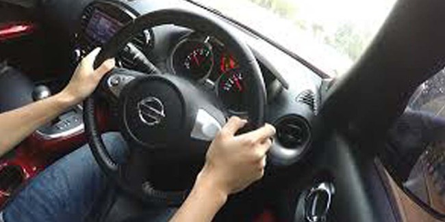 Begini Posisi Tangan Saat Nyetir Mobil Biar Aman