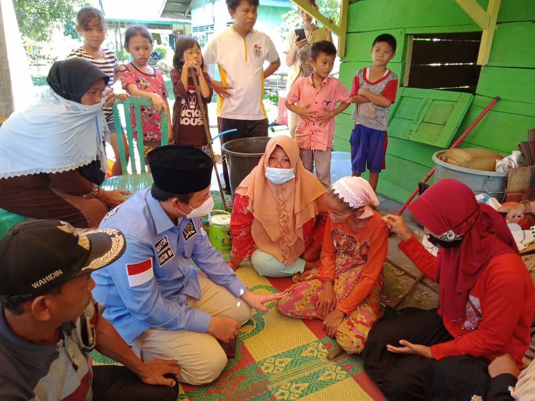 Waka DPD RI Temui Nenek Buta Hidup Sebatang Kara Tidur Bersama Ayam