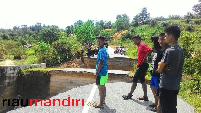 Hujan Sebabkan Banjir dan Jalan Longsor di Kampar