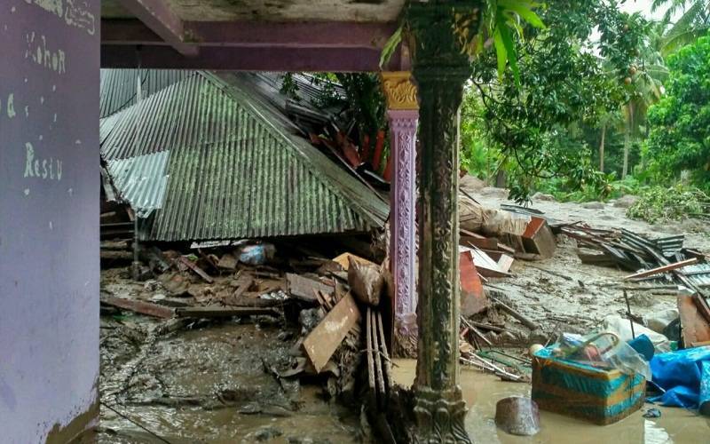 Banjir Bandang, Jalan Putus, 3 Rumah Hancur, Mobil Terseret ke Danau Singkarak