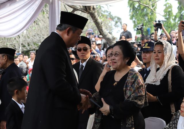 SBY Salami Megawati di Pemakaman Ibu Ani