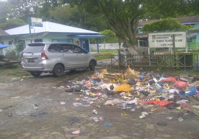 Sampah Menggunung di Depan Kantor Cabang  PLN Lubuk Jambi