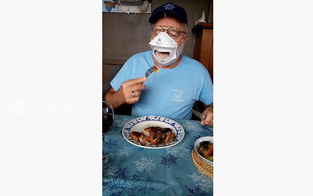 Viral Video Kakek Modif Masker N95 untuk Makan, Netizen: Ribet Amat!