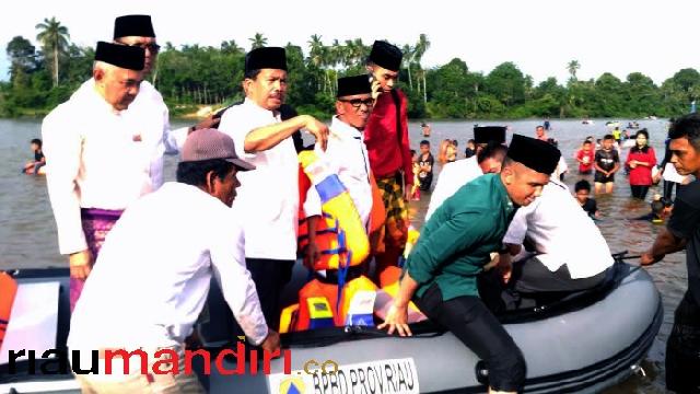 Azis Zaenal dan Andi Rachman Sambangi Acara Balimau Kasai di Pulau Kosiok