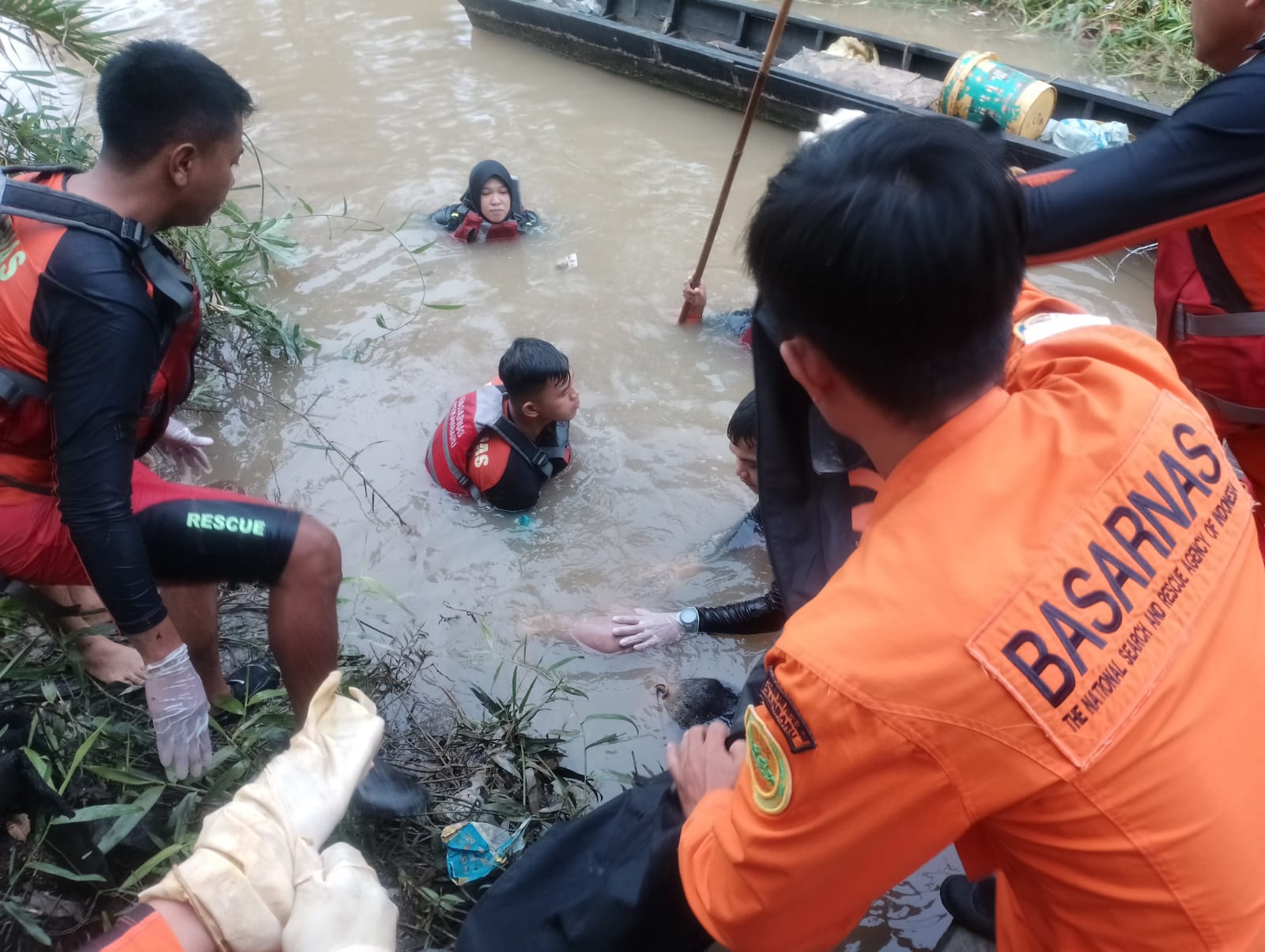 Isan Bomexs Ditemukan Meninggal Usai Tenggelam Mencari Ikan di Aliran Sungai Siak