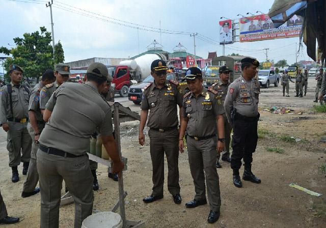 Tim Yustitusi Kampar Tertibkan Pedagang dan Bangunan