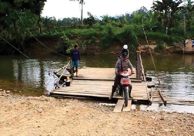 Bantuan Rakit dari BPBD Rohul di Sungai Mentawai Dikomersilkan Rp10 Ribu per Trip