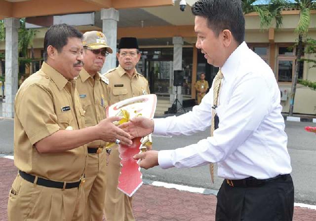 Bank Riau Serahkan 4 Unit Ambulans pada Pemkab