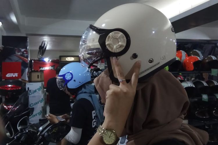 Pengendara Berhijab, Ini Helm yang Cocok Digunakan Agar Nyaman