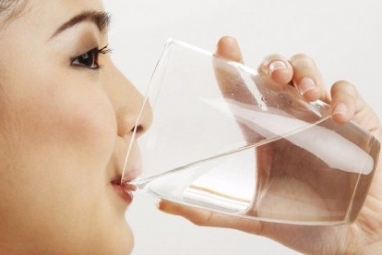 Ini Cara Mencegah Dehidrasi Selain Minum Air Mineral