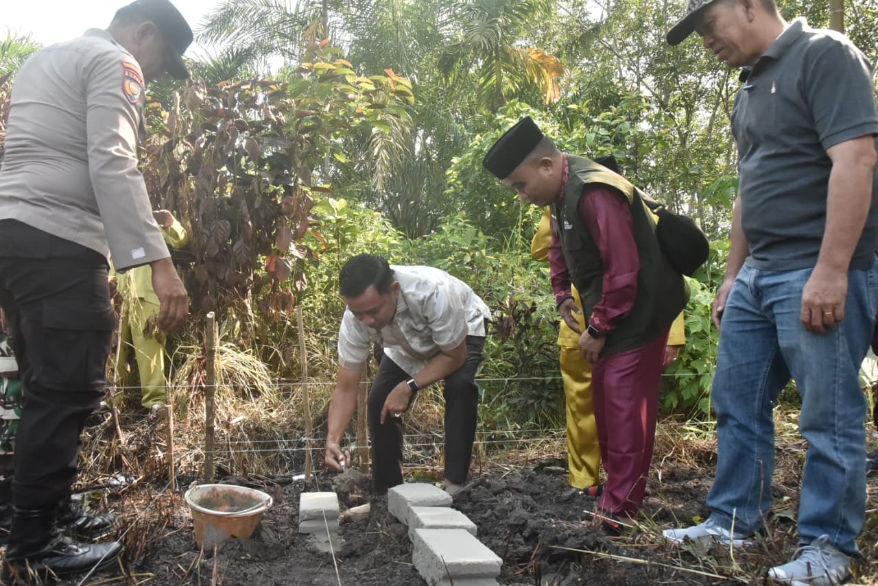 Wabup Husni Letakkan Batu Pertama Program Pembangujan RTLH di Sorek I