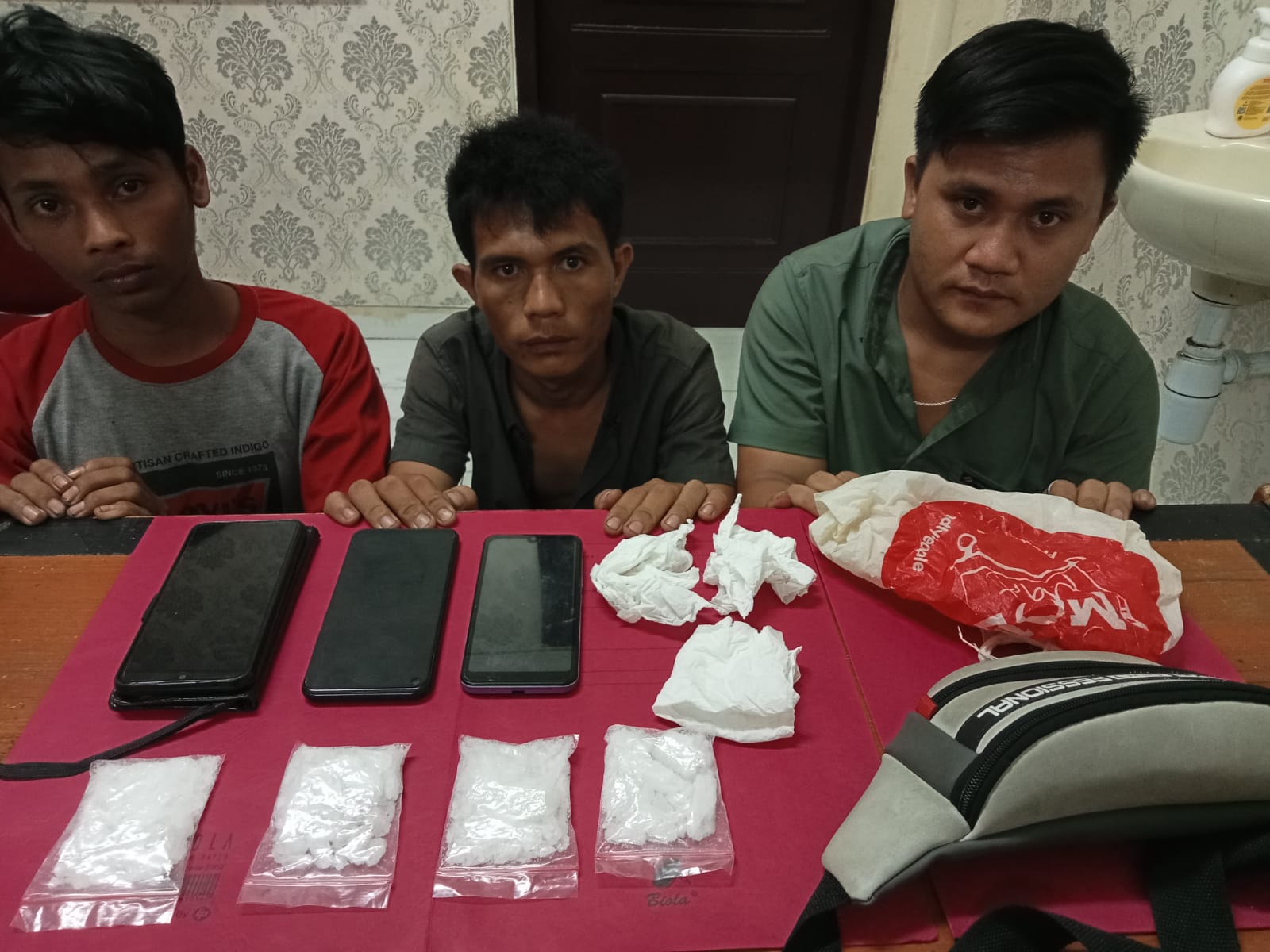 Transaksi Narkoba di Wisma Dayani, Polres Siak Tangkap 3 Orang Pria 