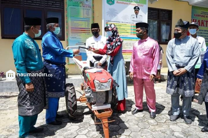 Bupati Alfedri Serahkan Bantuan Traktor Tangan di Kampung Kumbara Utama