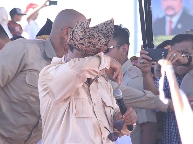 Dapat Sumbangan dari Pendukung di Ranah Minang, Prabowo Menangis