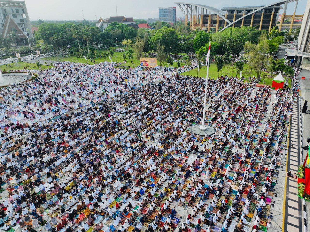 Gubri dan Wagubri Salat Idulfitri di Halaman Kantor Gubernur