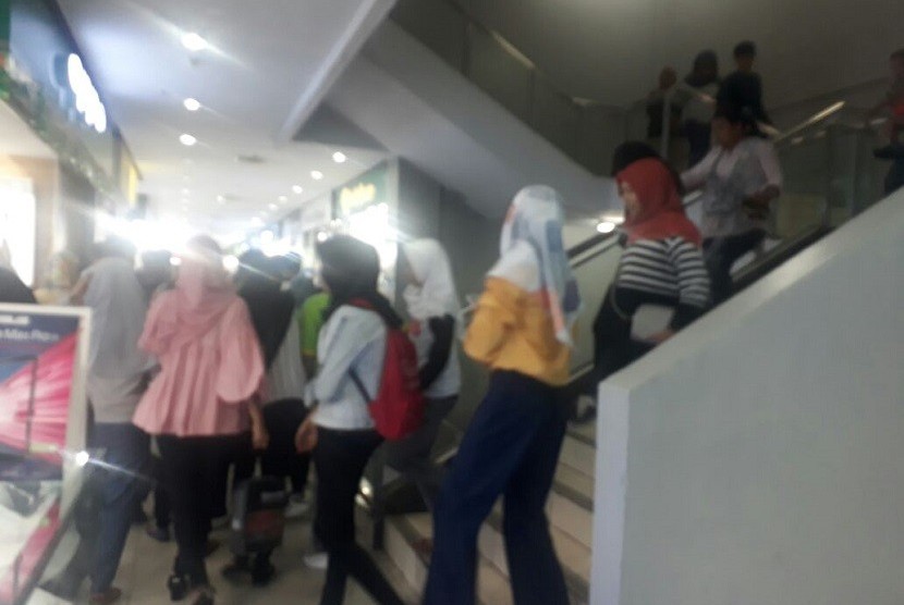 Warga Berhamburan Saat Gempa 5,5 SR Guncang Padang