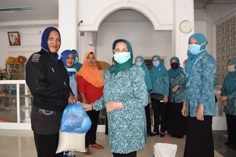 2.000 Masker dan Sembako Dibagikan kepada Warga
