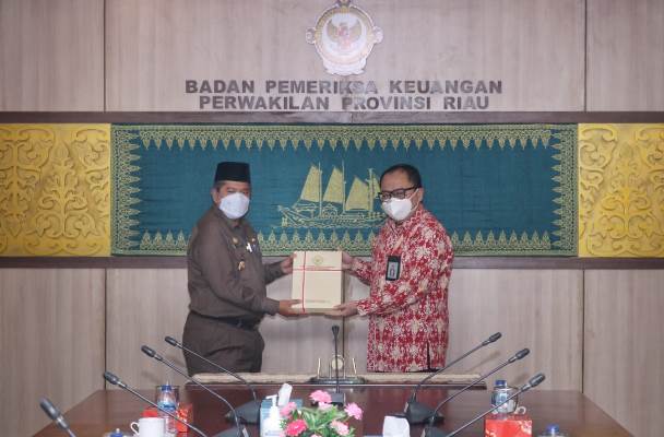 BPK Perwakilan Riau Serahkan LHP Terkait Penanganan Covid-19 di Siak