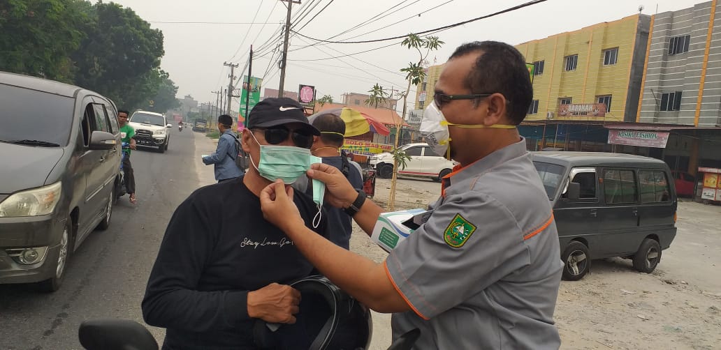 Bagikan Masker, FPRB Provinsi Riau Ikut Peduli Risiko Karhutla