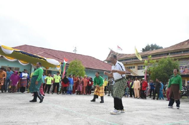Semarakkan HUT Kampar, Bupati Ikut Main Voli