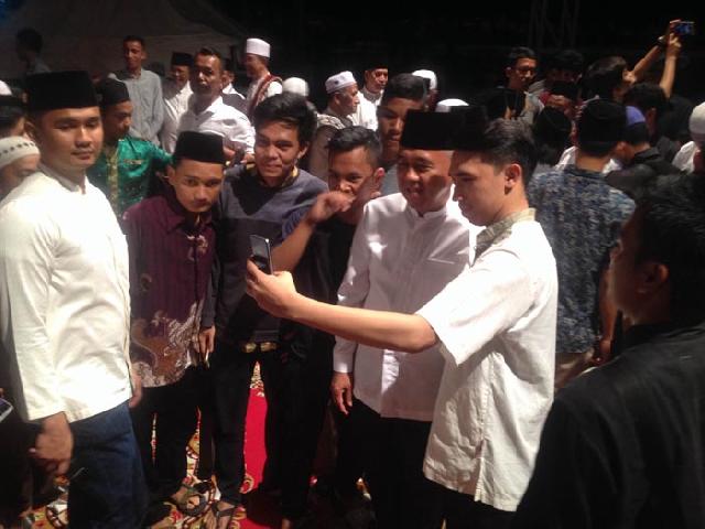 Usai Tablig Akbar, Jamaah Berebut Rekam Video Bersama Andi Rachman