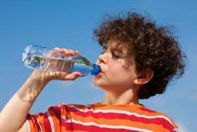 Minum Air Putih Teratur Sehatkan Mata dan Otak Anak