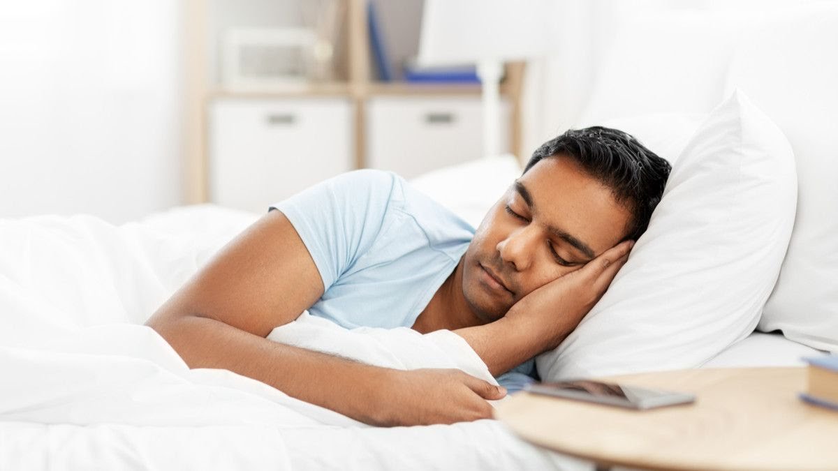 Ini Manfaat dan Risiko Tidur Tanpa Bantal