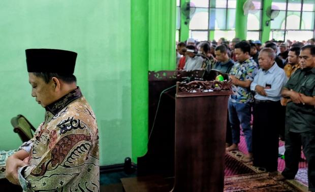 Tito Karnavian Jadi Imam Salat Jumat, Jamaah: Baru Tahu Setelah Tahiyat Akhir