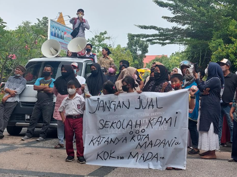 Anak SD Demo di Pekanbaru: Jangan Jual Sekolah Kami!