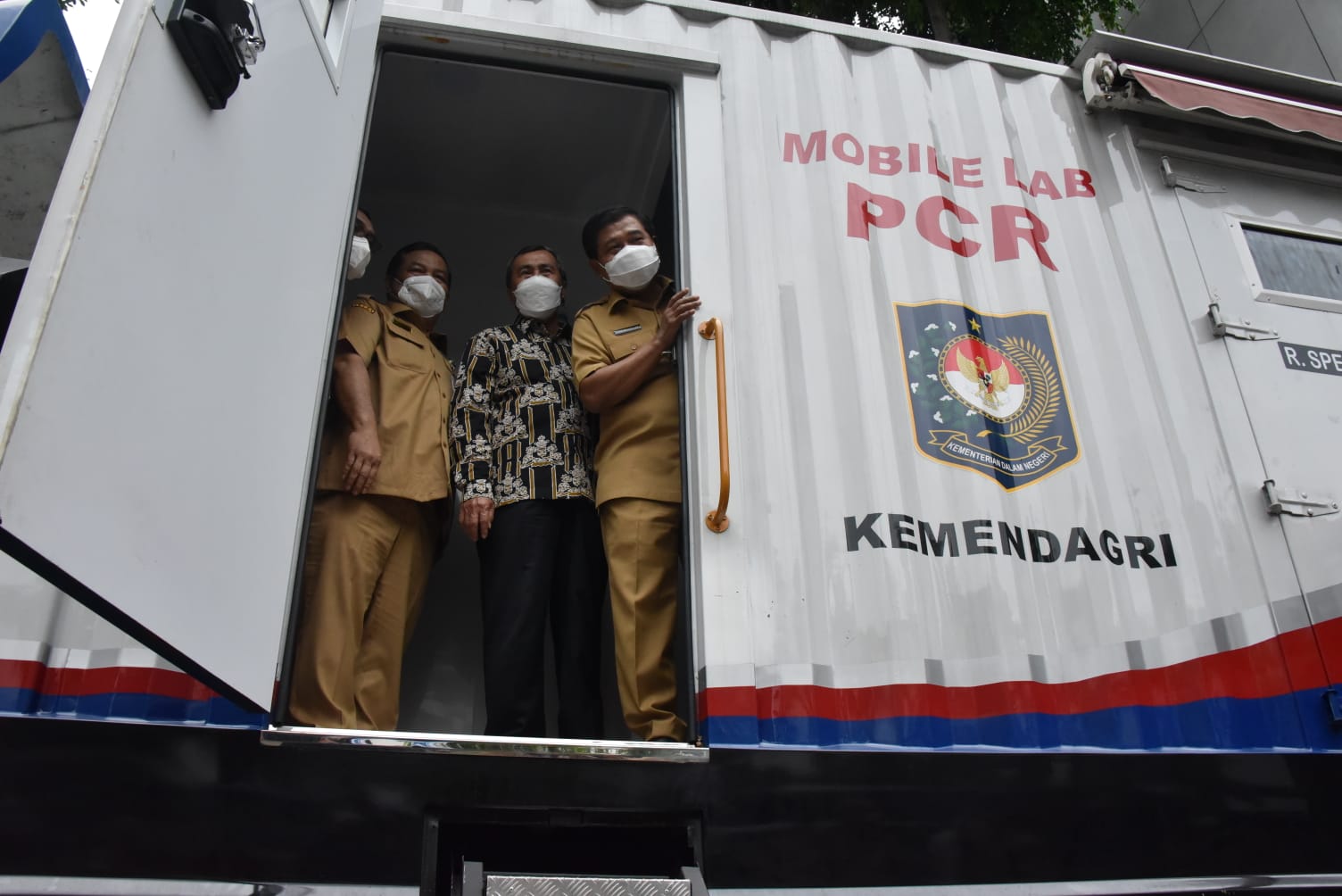 Riau Terima Hibah Mobil Lab PCR dari Kemendagri