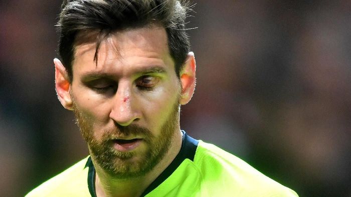 Laga Keras, Messi Terkapar, Darah Mengucur Deras di Old Trafford
