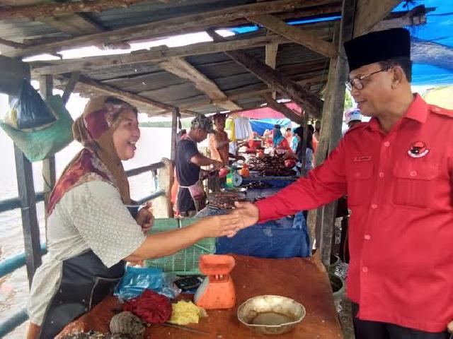 Blusukan ke Pasar Sungai Apit, Suyatno Disambut Hangat Para Pedagang