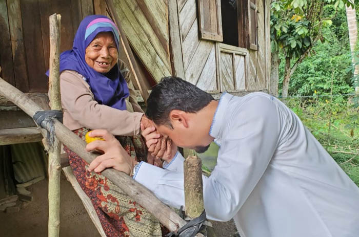 Melalui Program Rehab 1.000 Rumah, Syahrul Aidi Wujudkan Mimpi Nenek Hamida