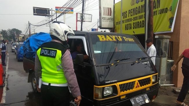 Ngumpet di Balik Terpal Mobil Pikap, 4 Pemudik Ketahuan Mau ke Surabaya