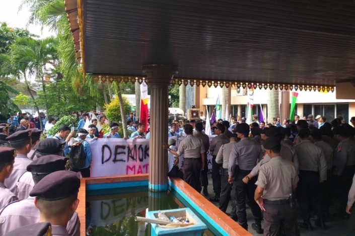 Mahasiswa Unri Demo di Kantor KPU Riau