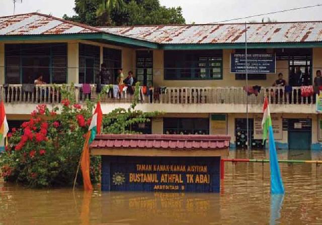 BNI dan Bank Mandiri Serahkan  Bantuan Korban Banjir