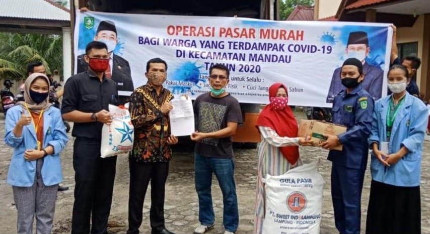 Mahasiswa Kukerta Relawan Desa Lawan Covid-19 Unri Bantu Penyaluran BLT-Sembako di Air Jamban