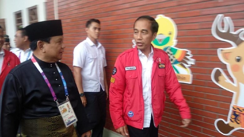 Prabowo Sambut Jokowi yang Tonton Pencak Silat