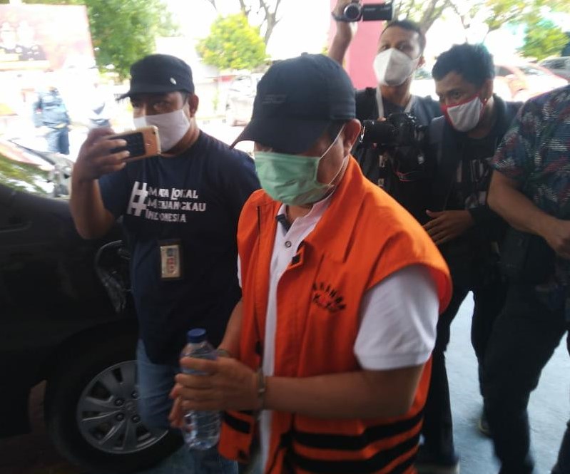 Pakai Rompi Oranye-Tangan Diborgol, Amril Mukminin Tiba di Rutan Sialang Bungkuk Pekanbaru