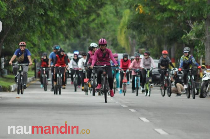 Ketua Bhayangkari Riau Keliling Kota Siak dengan Sepeda
